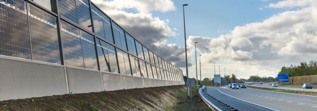 Zonnepanelen langs de snelweg